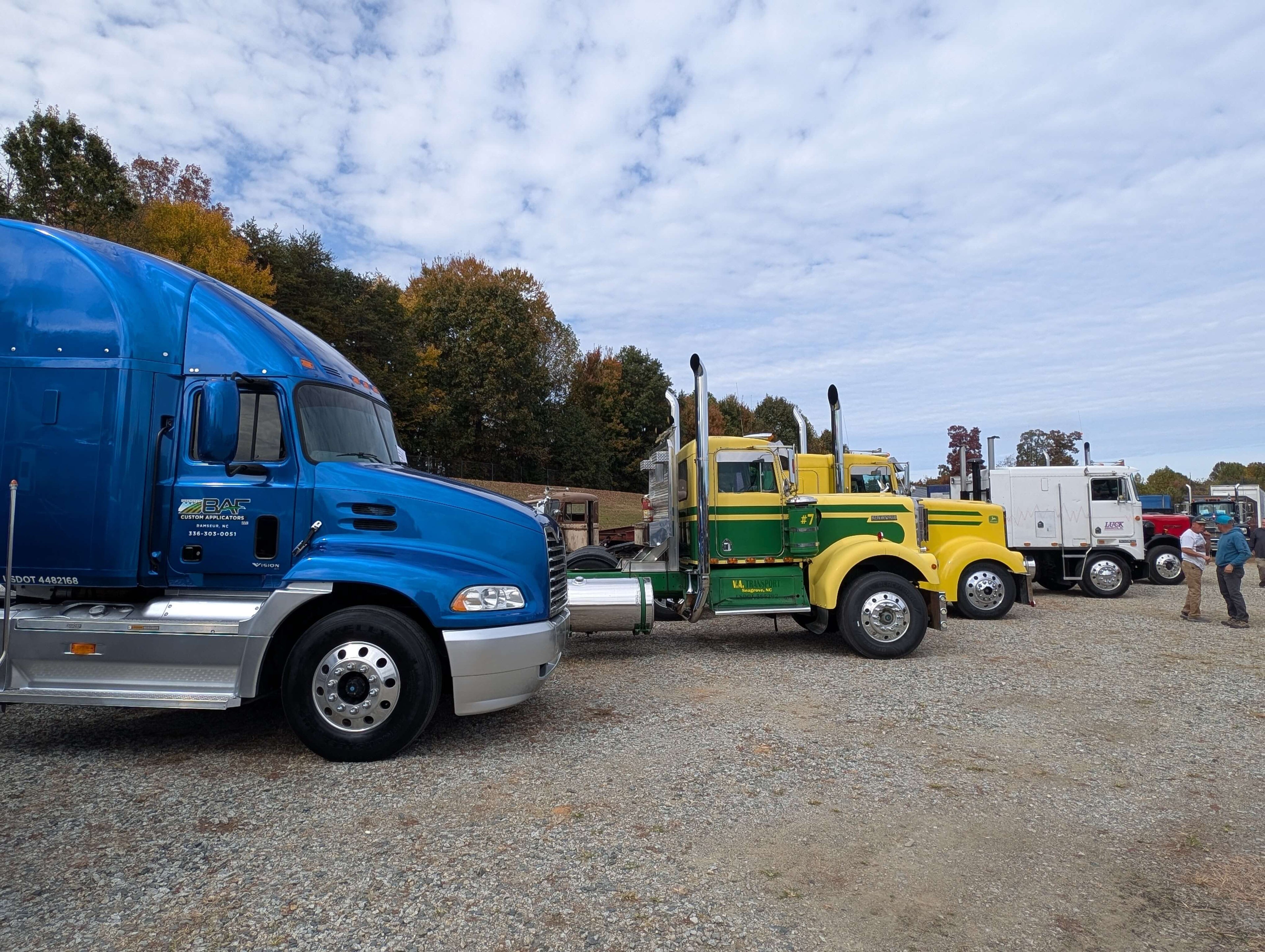 Tamco Paint Blazin Blue in 2000 Mack Vision Semi Truck