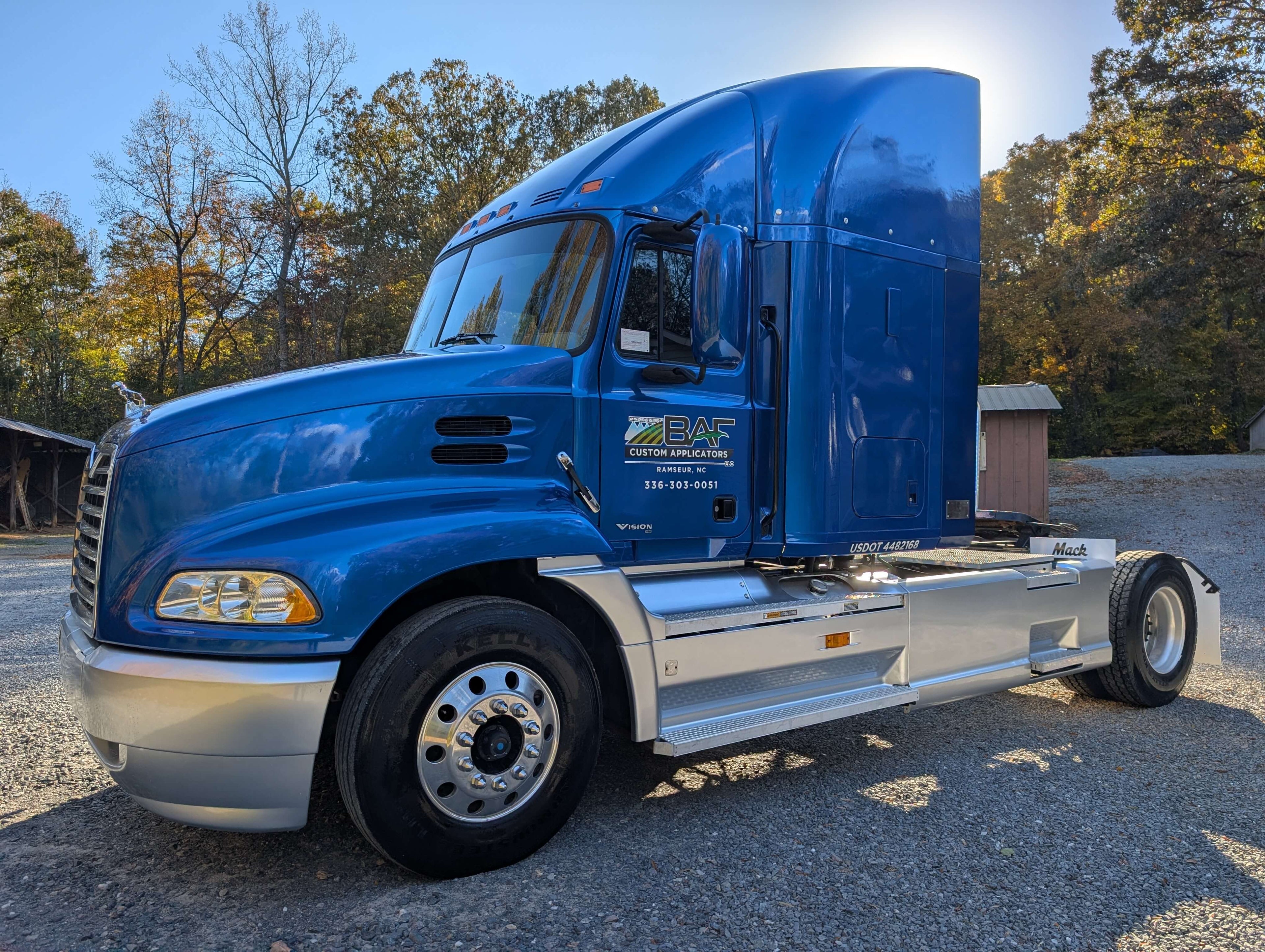 Tamco Paint Blazin Blue in 2000 Mack Vision Semi Truck