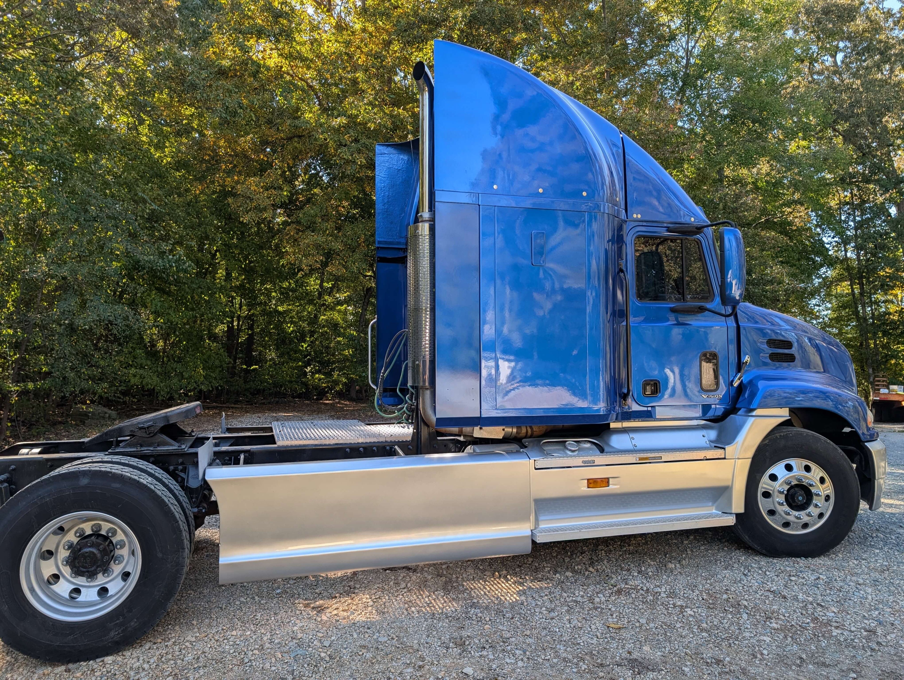 Tamco Paint Blazin Blue in 2000 Mack Vision Semi Truck