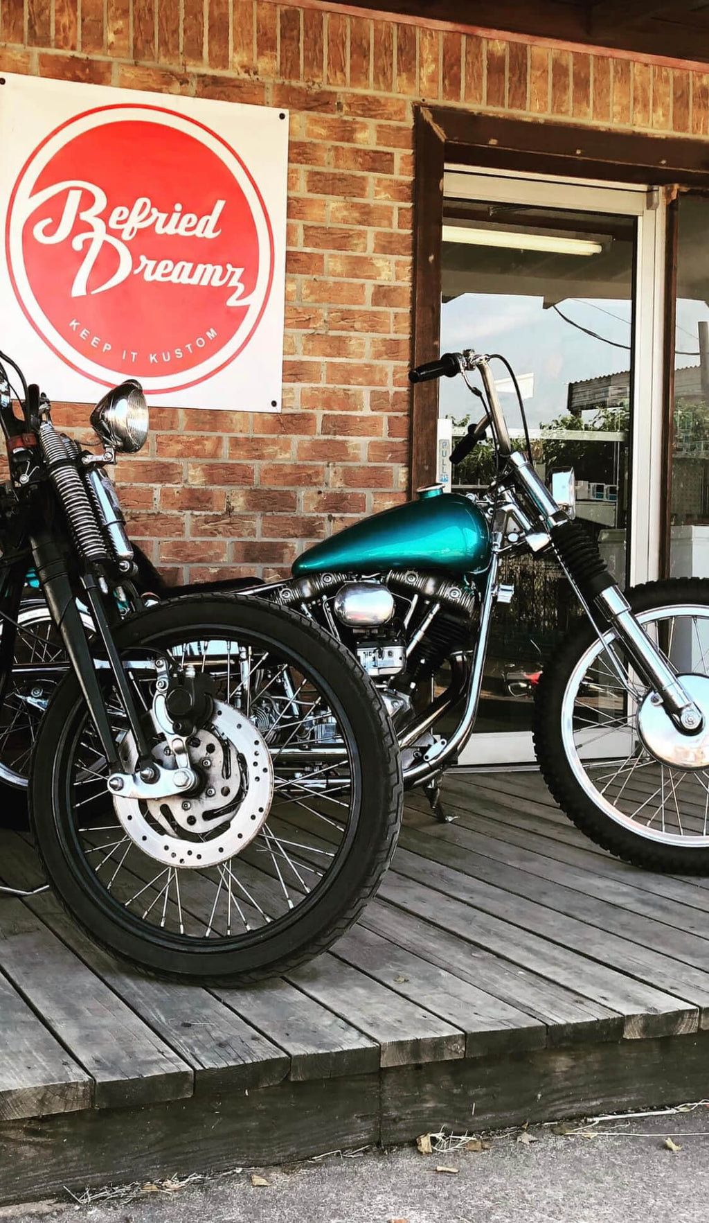 Tamco Paint Caribbean Current Pearl on Harley Davidson