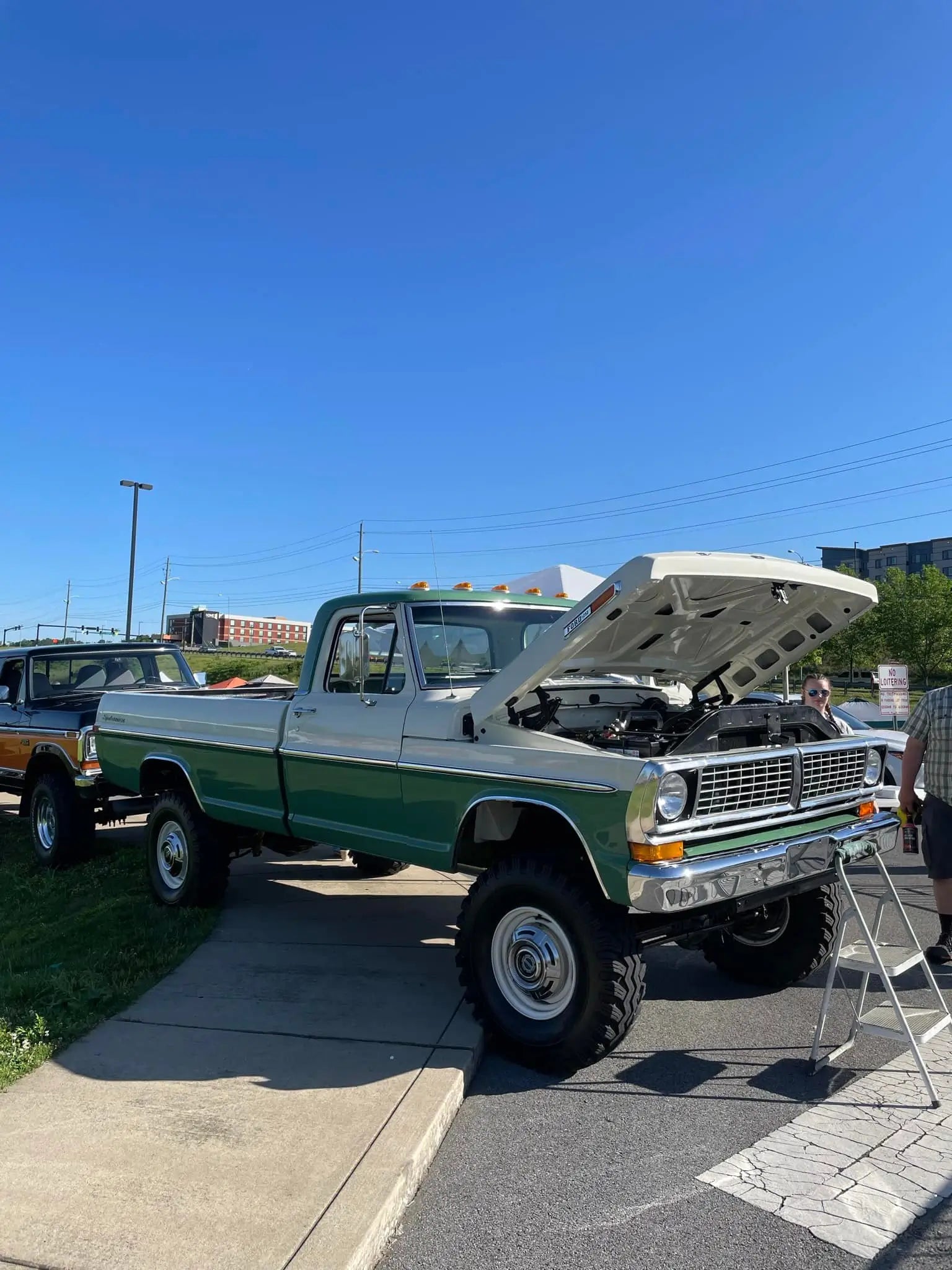 Tamco Paint Ford Wimbledon White & Ford Caribbean Turquoise on 1970 Ford F250
