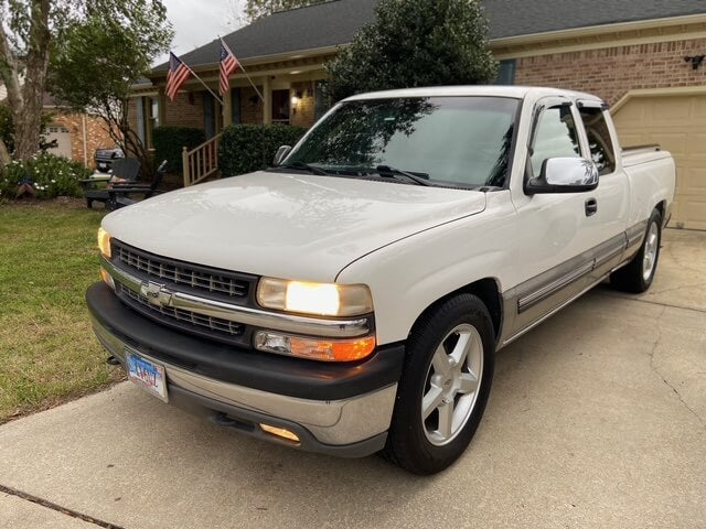 Tamco Paint GM Olympic White Basecoat in 2001 Chevrolet Silverado